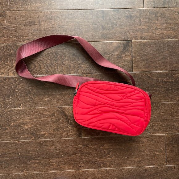 Lululemon Team Canada Everywhere Belt Bag Quilted Red - Picture 2 of 2